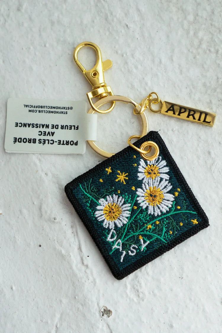 'Daisy' - Porte-Clés Brodé avec fleur de naissance d'avril