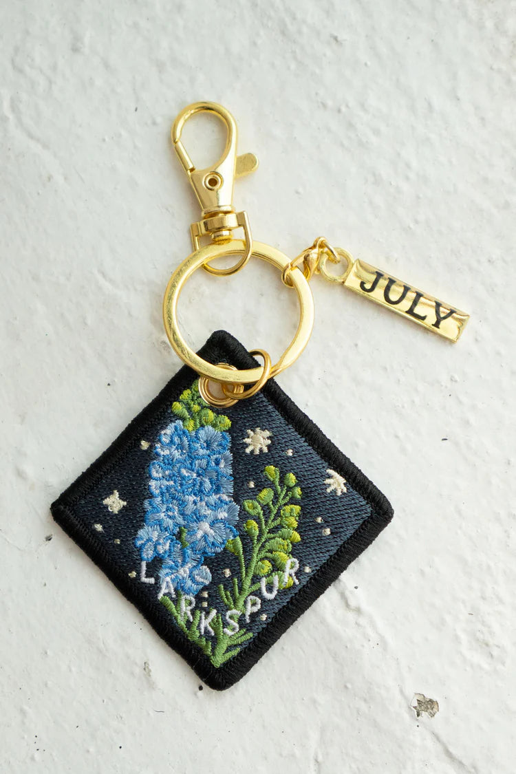'Larkspur' - Porte-Clés Brodé avec fleur de naissance de juillet