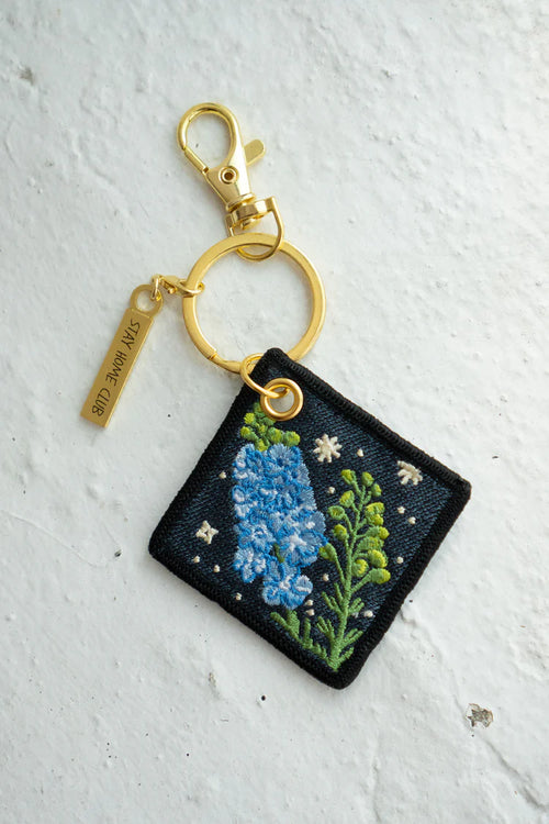 'Larkspur' - Porte-Clés Brodé avec fleur de naissance de juillet
