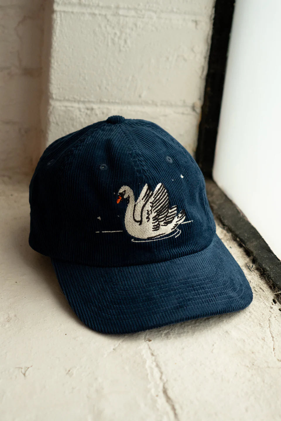 Casquette en Velours Côtelé 'Night Swans'